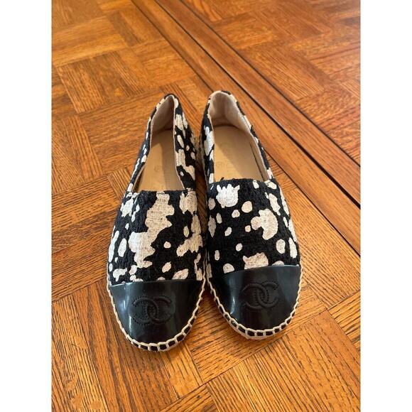 CHANEL
Patent Tweed Splatter Paint Print Cap
Toe CC Espadrilles 37 / 6.5 - Picture 2 of 10
